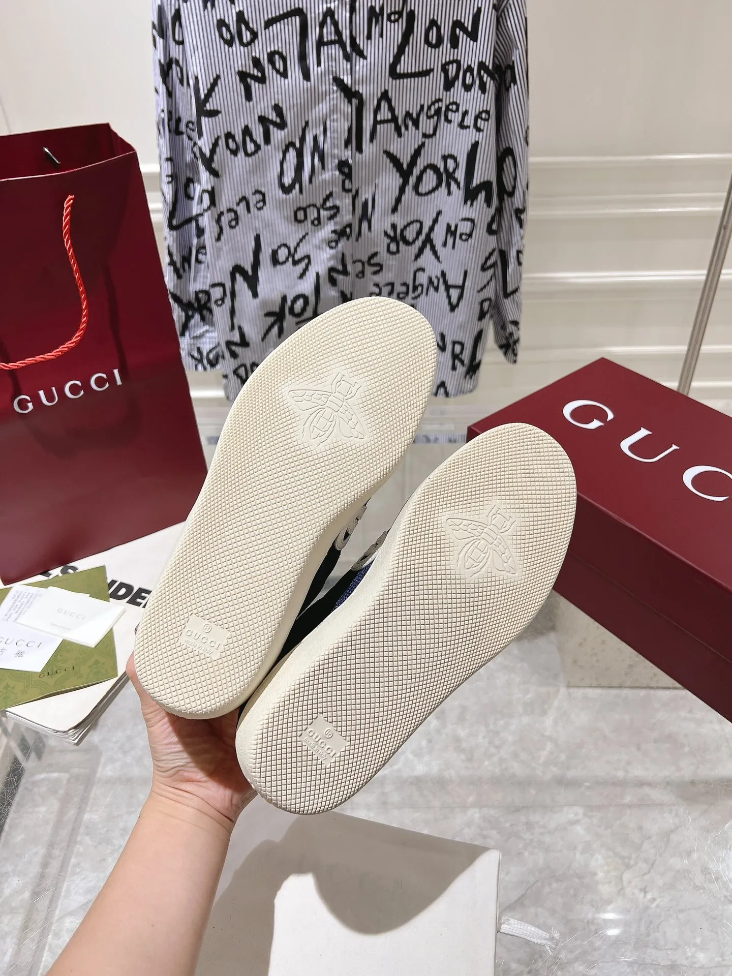 👟👟Ex-factory price 540👟👟Men's size +10 New upgraded version🔥Gucci 2024 new white shoes casual shoes hot recommendation, original TPU soles, original fabrics, original sheepskin lining sheepskin feet🔥Original cover craftsmanship is reproduced one to one! The pursuit of ultimate comfort! 🔥🔥 [Love] Fabric: Imported cow suede + mesh [Love] Packing: Counter-matched red shoe box ➕ Aviation airplane box [Love] Code number: 35-45